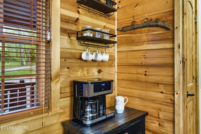 3330 Robeson Rd, Sevierville, TN 37862 - detailed view of wood walls