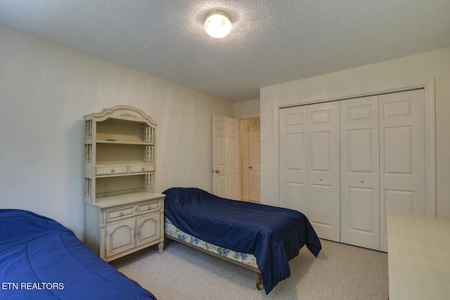 307 Okmulgee Cir, Loudon, TN 37774 - bedroom with light colored carpet, a textured ceiling, and a closet