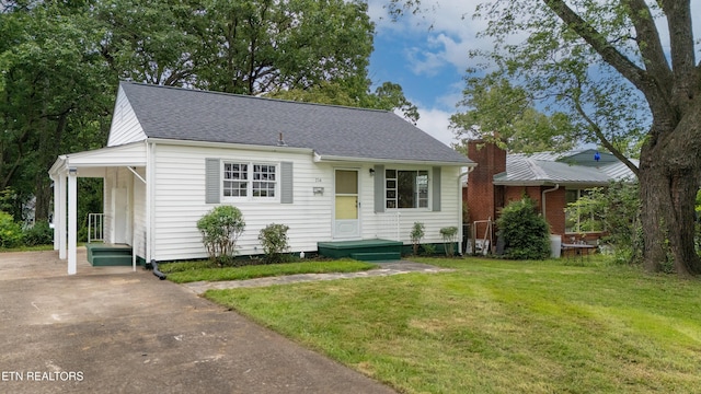 714 E Emerald Ave, Knoxville, TN 37917 - view of front of house featuring a front lawn and a shingled roof