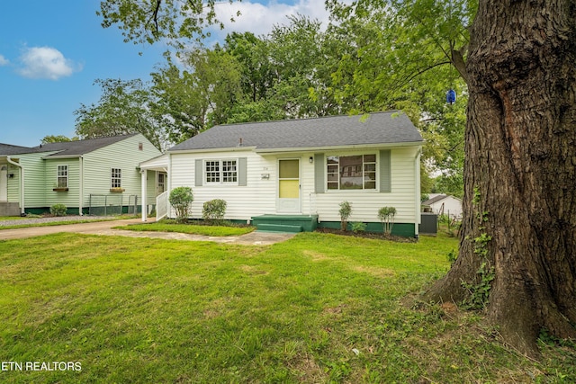 714 E Emerald Ave, Knoxville, TN 37917 - view of front of house featuring a front yard and concrete driveway