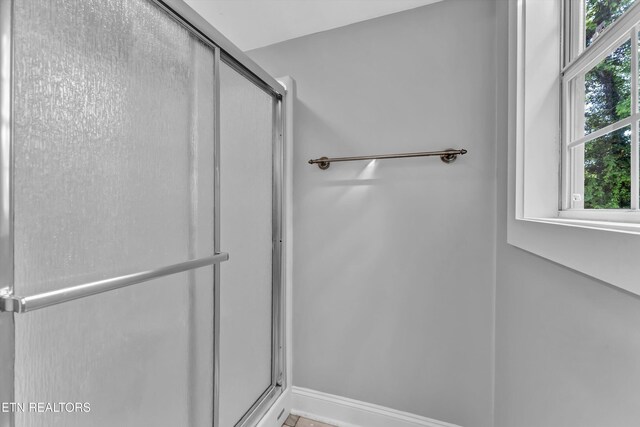 722 Southern Pkwy, Athens, TN 37303 - full bath featuring an enclosed shower and baseboards