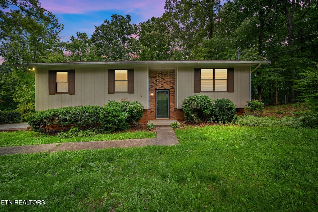 9425 Jim Loy Rd, Strawberry Plains, TN 37871 - raised ranch with a front yard