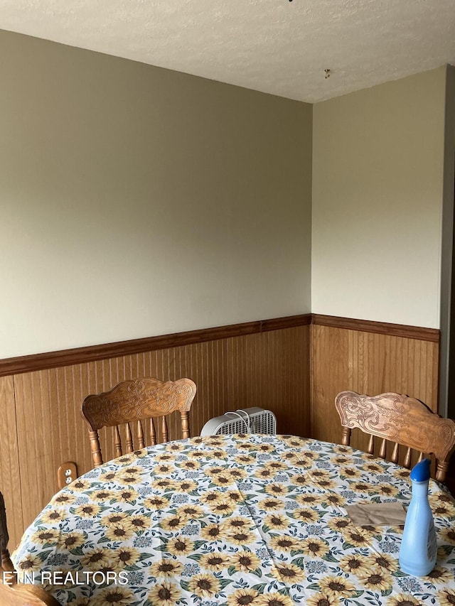 166 Stratford Rd, Harrogate, TN 37752 - dining space with wainscoting and a textured ceiling