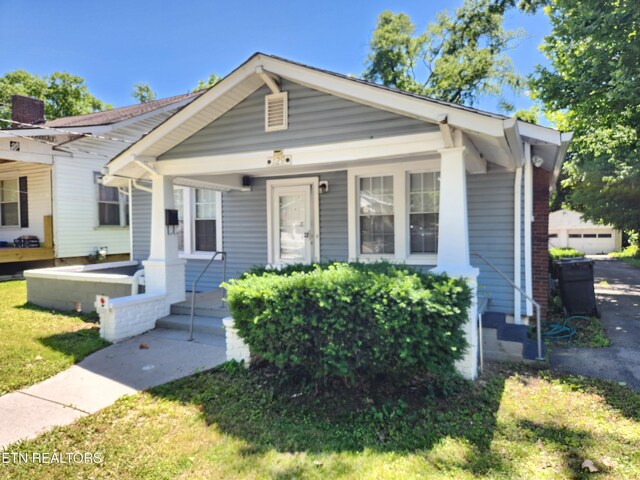 129 S Elmwood St, Knoxville, TN 37914 - bungalow-style house with covered porch and a front lawn