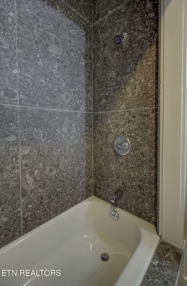 129 S Elmwood St, Knoxville, TN 37914 - bathroom with a tub