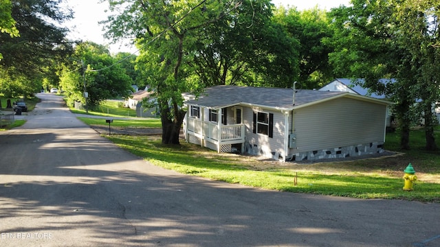 4001 Lilac Ave, Knoxville, TN 37914 - view of front of home with asphalt driveway and a front yard