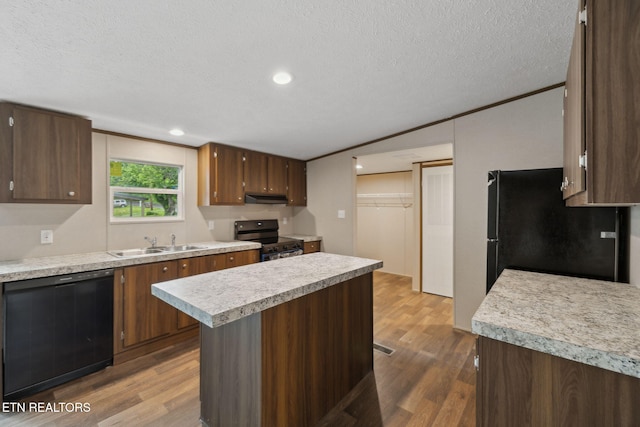 4001 Lilac Ave, Knoxville, TN 37914 - kitchen with dishwashing machine, electric stove, a sink, light countertops, and dark wood-style floors
