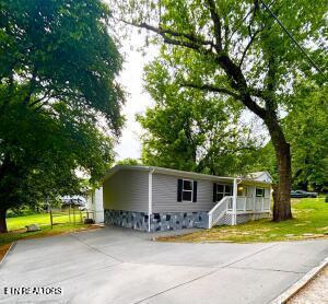 4001 Lilac Ave, Knoxville, TN 37914 - manufactured / mobile home featuring concrete driveway