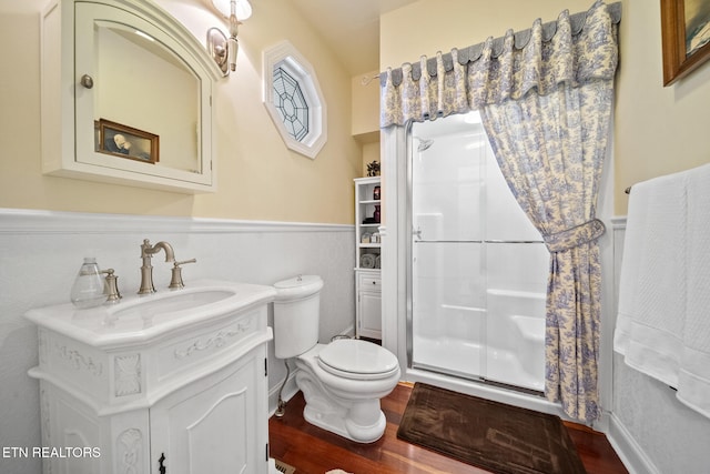 157 Wildcat Hollow Rd, New Tazewell, TN 37825 - full bath featuring a shower with shower curtain, vanity, wood finished floors, toilet, and wainscoting