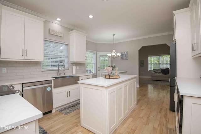 160 Brentwood Pl, Lenoir City, TN 37772 - kitchen with stainless steel appliances, a sink, a kitchen island, tasteful backsplash, and ornamental molding