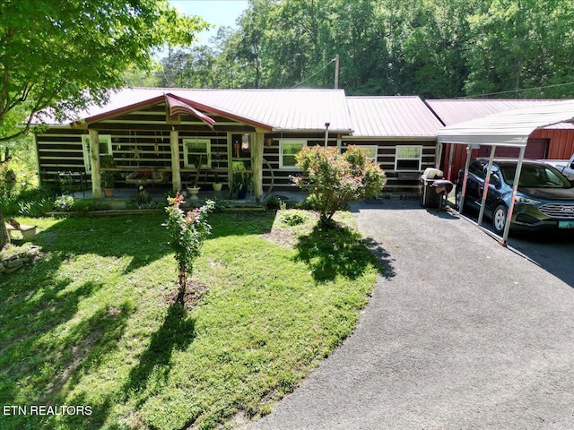 180 Stevenson Branch Rd, Middlesboro, KY 40965 - view of front of house featuring driveway, a front lawn, and metal roof