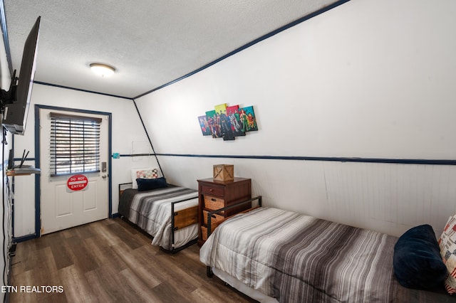 1917 Bootbluff Trl, Dandridge, TN 37725 - bedroom featuring wood finished floors and a textured ceiling