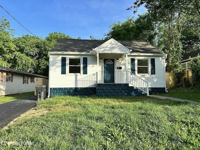 3824 Catalpa Ave, Knoxville, TN 37914 - bungalow-style home with a front lawn and a shingled roof