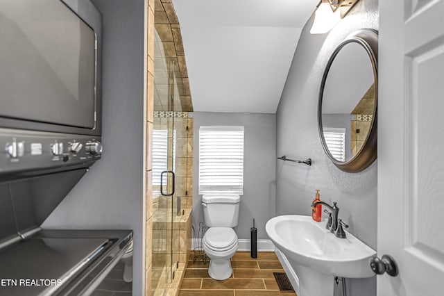 117 Mayview Dr, Powell, TN 37849 - full bath featuring toilet, stacked washing machine and dryer, a sink, a shower stall, and baseboards