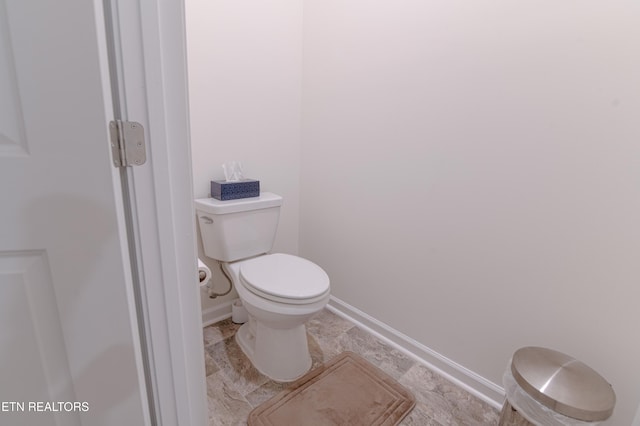 548 Cliff St, Morristown, TN 37814 - bathroom with toilet and baseboards