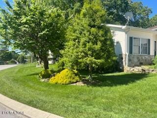 203 Hawthorn Loop, Crossville, TN 38555 - view of side of home with a lawn