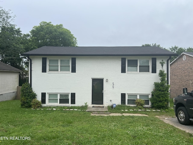 3317 Bishop St, Knoxville, TN 37921 - split foyer home with a front yard and brick siding