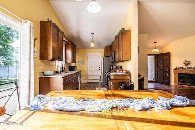 348 Willie D Dr, Jefferson City, TN 37760 - kitchen with vaulted ceiling, light countertops, stainless steel appliances, a sink, and hanging light fixtures