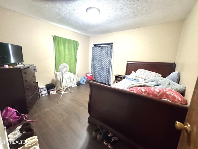 108 E Hunter Cir, Oak Ridge, TN 37830 - bedroom featuring wood finished floors and a textured ceiling