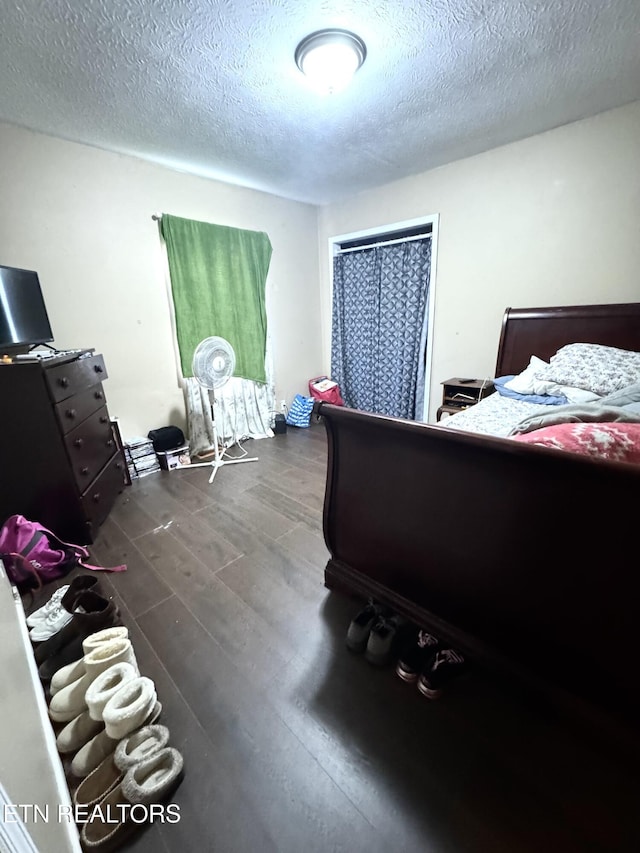 108 E Hunter Cir, Oak Ridge, TN 37830 - bedroom with dark wood-type flooring and a textured ceiling