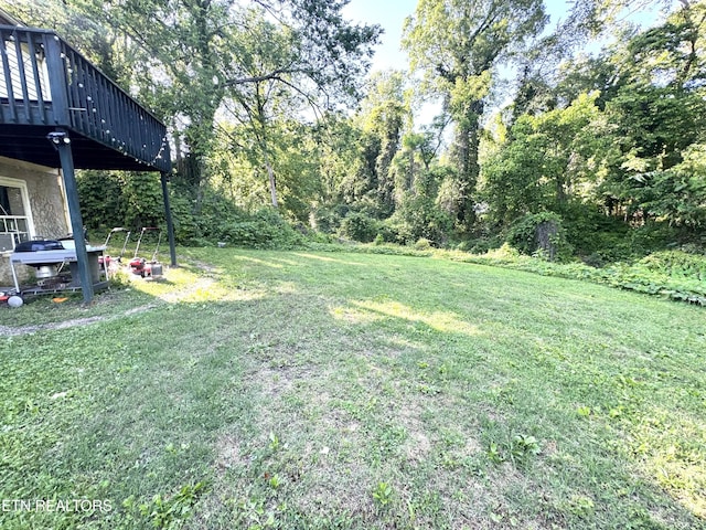 108 E Hunter Cir, Oak Ridge, TN 37830 - view of grassy yard featuring a wooden deck