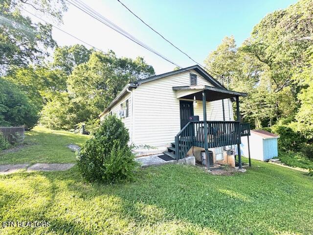 108 E Hunter Cir, Oak Ridge, TN 37830 - view of front facade featuring a front yard and central air condition unit