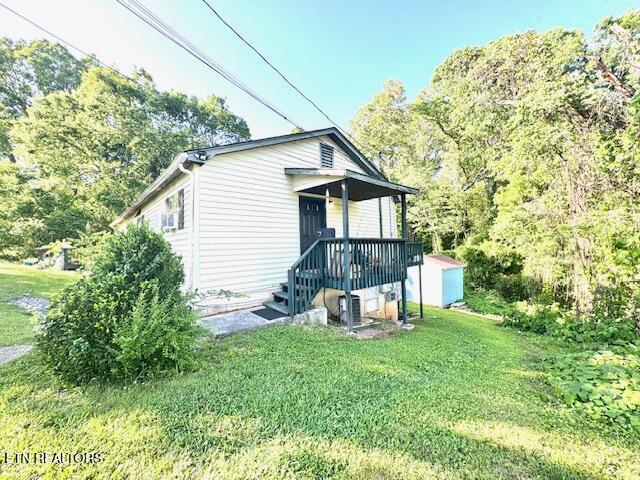 108 E Hunter Cir, Oak Ridge, TN 37830 - view of front of property featuring a front lawn