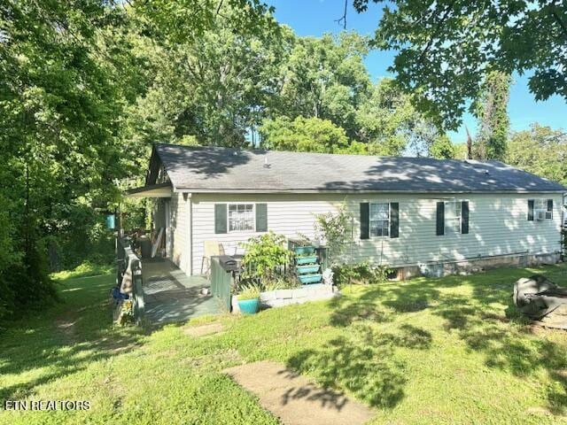 108 E Hunter Cir, Oak Ridge, TN 37830 - rear view of house featuring a lawn