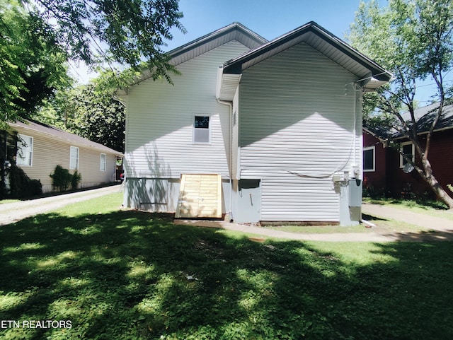 2714 E 5th Ave, Knoxville, TN 37914 - rear view of house featuring a lawn
