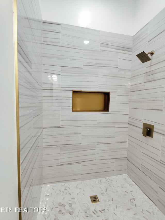 2714 E 5th Ave, Knoxville, TN 37914 - full bathroom with a tile shower