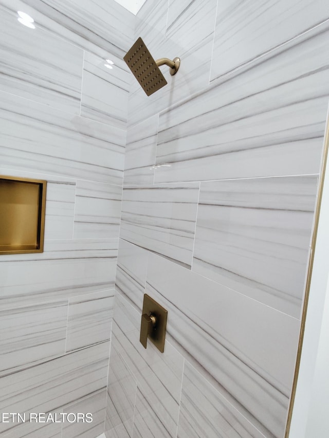2714 E 5th Ave, Knoxville, TN 37914 - full bath featuring a tile shower
