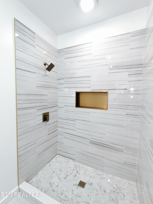 2714 E 5th Ave, Knoxville, TN 37914 - bathroom with tiled shower
