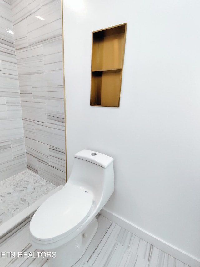 2714 E 5th Ave, Knoxville, TN 37914 - full bath featuring toilet, baseboards, and a shower stall