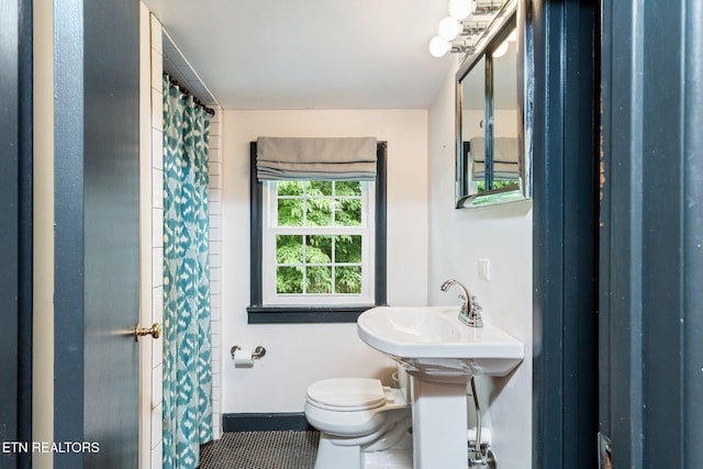 4051 Sutherland Ave, Knoxville, TN 37919 - full bath featuring toilet, tile patterned flooring, a shower with curtain, and baseboards