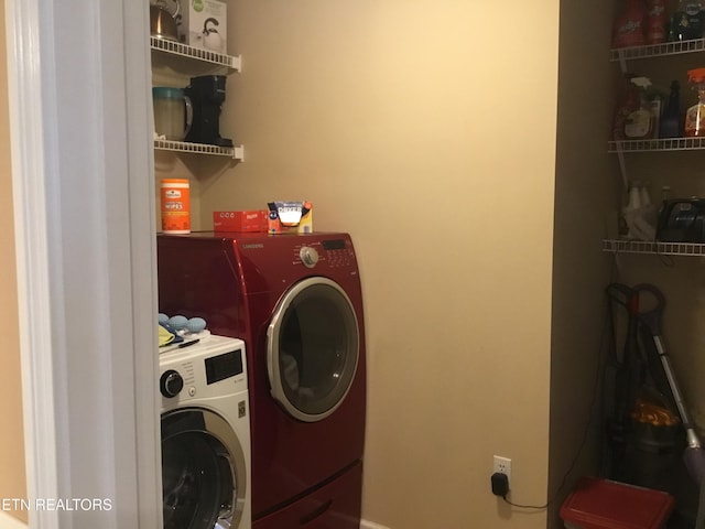 1018 Southwind Cir, Dandridge, TN 37725 - laundry room with washer and clothes dryer
