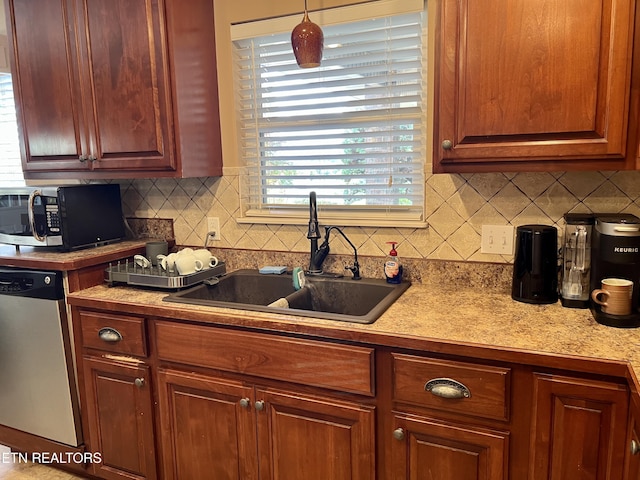 1018 Southwind Cir, Dandridge, TN 37725 - kitchen featuring stainless steel appliances, a sink, decorative backsplash, and light countertops