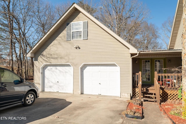 410 Railey Ln, Huntsville, TN 37756 - view of front facade with a porch, driveway, and an attached garage