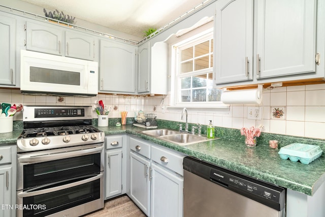 410 Railey Ln, Huntsville, TN 37756 - kitchen featuring stainless steel appliances, a sink, tasteful backsplash, and dark countertops