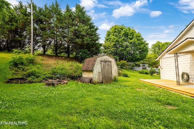 6944 Berry Ln, Knoxville, TN 37914 - view of grassy yard featuring a deck
