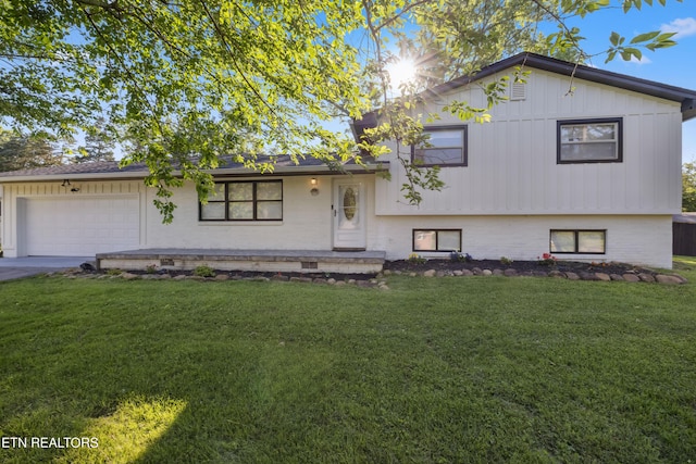 828 Noragate Rd, Knoxville, TN 37919 - split level home featuring a front yard, an attached garage, and concrete driveway