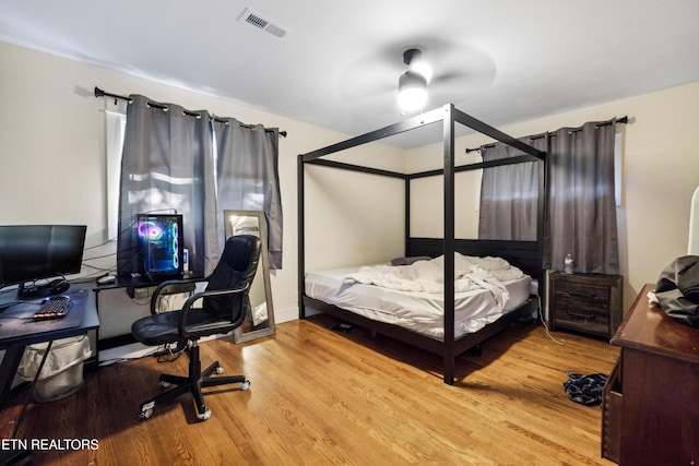 828 Noragate Rd, Knoxville, TN 37919 - bedroom featuring light wood-type flooring, a desk, and ceiling fan