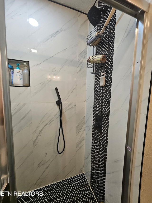 828 Noragate Rd, Knoxville, TN 37919 - bathroom with a marble finish shower