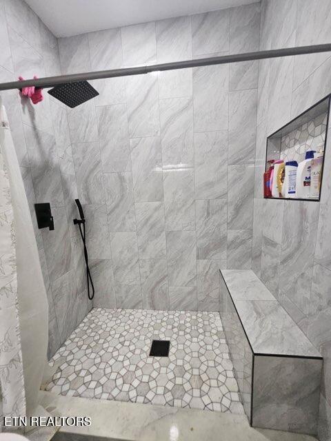 828 Noragate Rd, Knoxville, TN 37919 - full bathroom featuring a tile shower