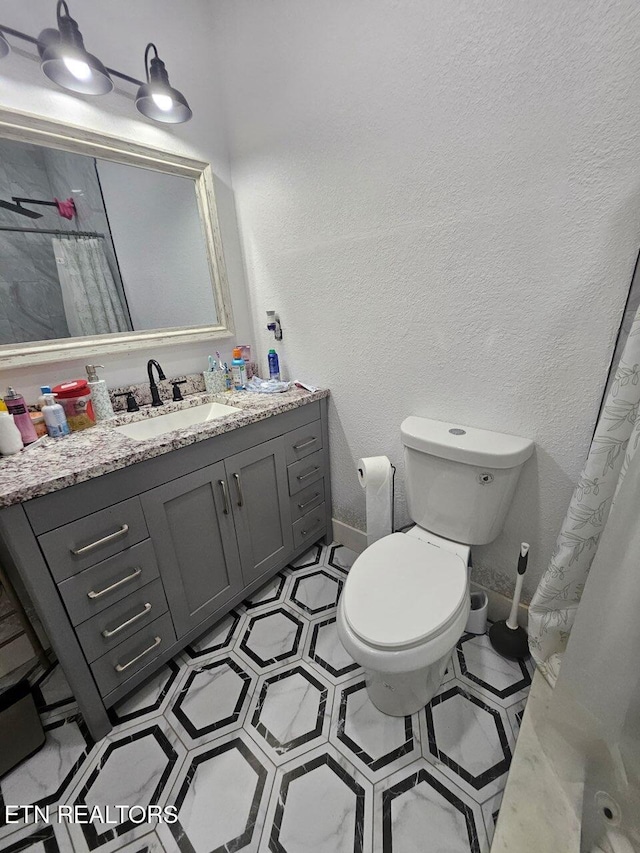 828 Noragate Rd, Knoxville, TN 37919 - bathroom featuring vanity, toilet, curtained shower, and a textured wall