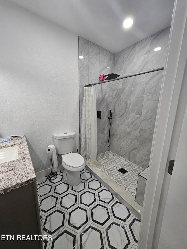 828 Noragate Rd, Knoxville, TN 37919 - bathroom with toilet, a tile shower, vanity, and baseboards