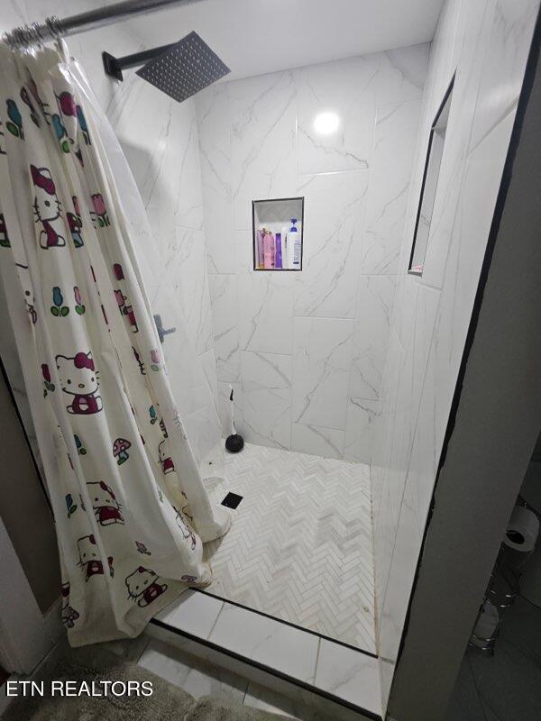 828 Noragate Rd, Knoxville, TN 37919 - full bathroom with tiled shower