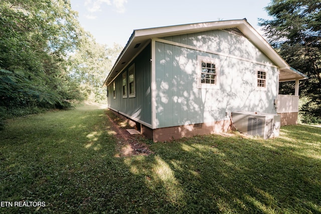 1799 Baker Hwy, Huntsville, TN 37756 - view of side of property with crawl space and a lawn