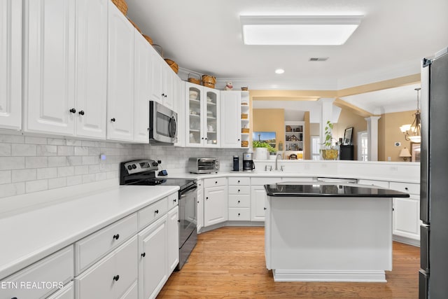 12311 Willow Ridge Ln, Farragut, TN 37934 - kitchen with stainless steel appliances, white cabinets, a sink, tasteful backsplash, and crown molding