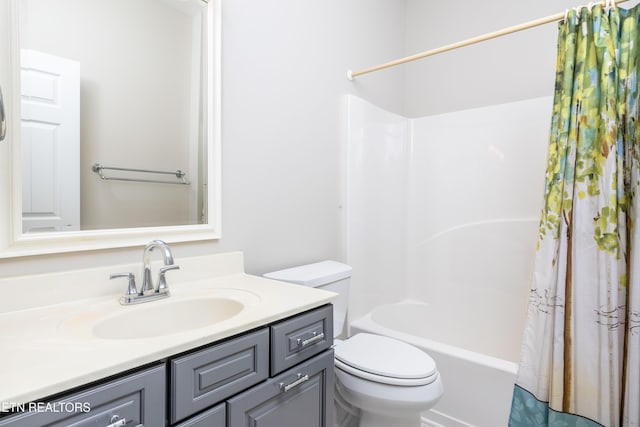 1025 Ree Way Unit 20, Knoxville, TN 37909 - bathroom with vanity, toilet, and shower / bath combo with shower curtain