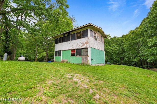 157 Chestnut Cir, Lafollette, TN 37766 - back of house with a yard